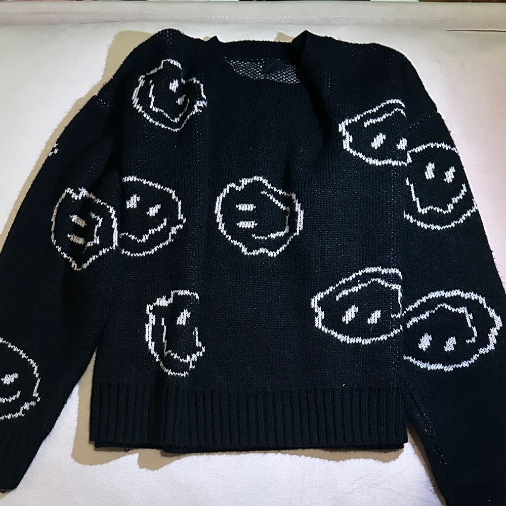 Cozy black smiley face sweater 🖤✨